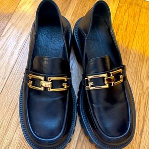 Black chunky loafers. Lattelier.